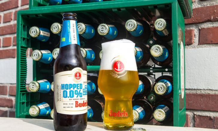 Budels Hopped 0.0% alcoholvrije Pale Ale fles en glas Budels Hopped 0.0% alcoholvrije Pale Ale fles en glas
